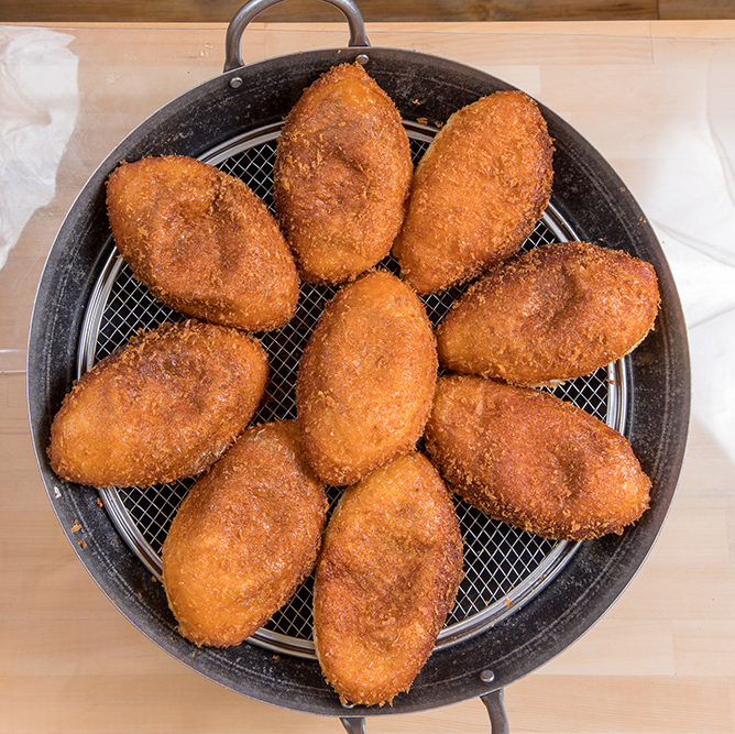 ゴロゴロ牛肉の旨み！不動のNo.1【はちの子カレーパン】